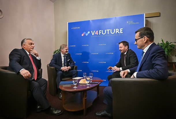 Страны V4 договорились о дальнейшей поддержке Украины, заявил глава правительства Чехии после встречи премьер-министров в Кошице