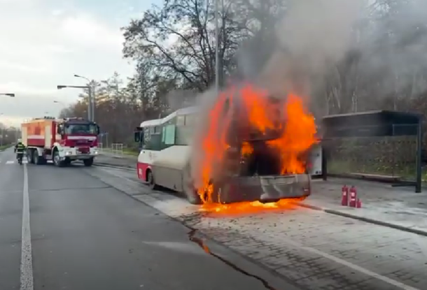 ВИДЕО: В Праге загорелся автобус. Водитель сделал все, что мог, но это не помогло