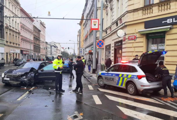 Пьяный водитель уснул за рулем и остановил движение в Праге. Очнувшись, он врезался в полицейский автомобиль и трамвай