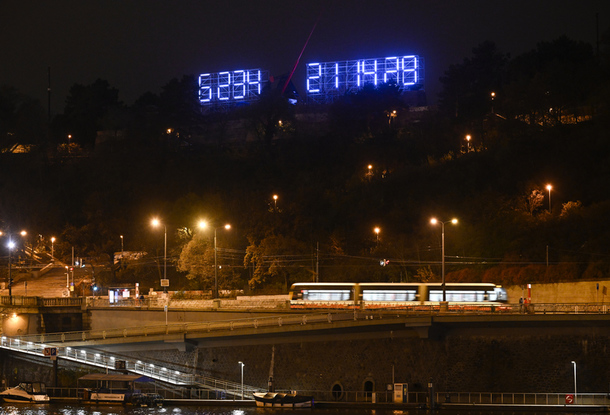 До катастрофы осталось семь лет — в Праге установили гигантские климатические часы
