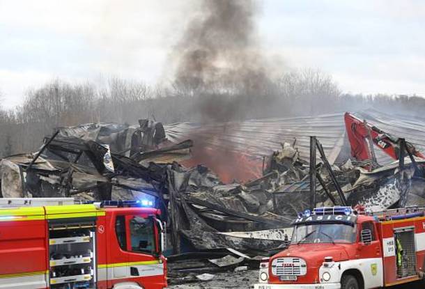 Полиция обвинила бездомного в умышленном поджоге завода в Млада-Болеславе — ущерб превысил 3 млрд крон