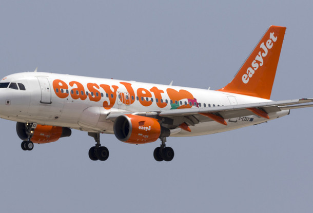 Самолет совершил аварийную посадку в Праге из-за сообщения о заложенной на борту бомбы