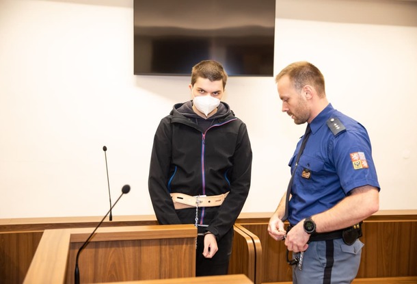 «Он спровоцировал меня», — сказал в Чехии на суде студент, который убил ножом педагога