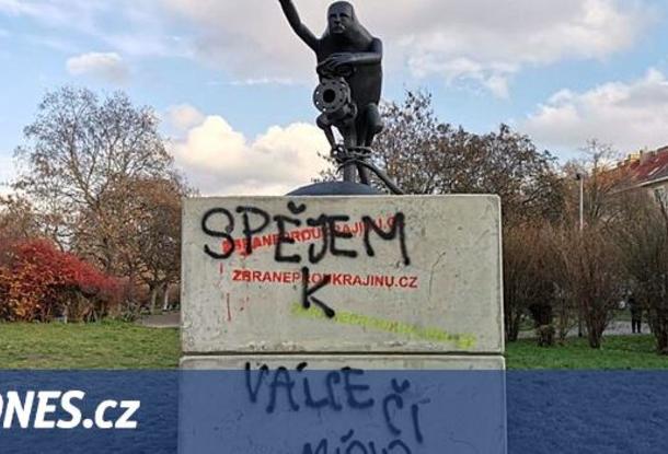 Вандал разрисовал статую орка с лицом Путина в Праге