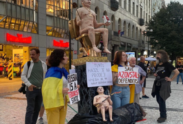 Никто не хочет покупать статую голого Путина. Активисты в Чехии разочарованы