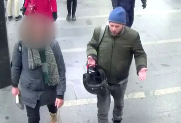 ВИДЕО: В пражском метро мужчина угрожал убить пассажира и ударил его шлемом