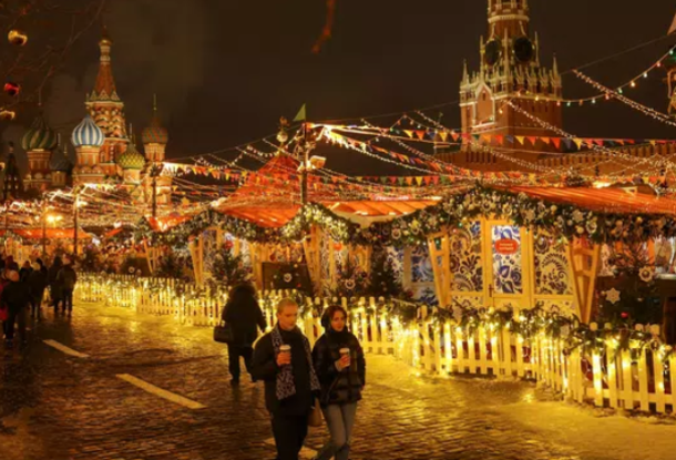Натянутые улыбки и апатия. Чешские СМИ говорят о грустных праздниках в России