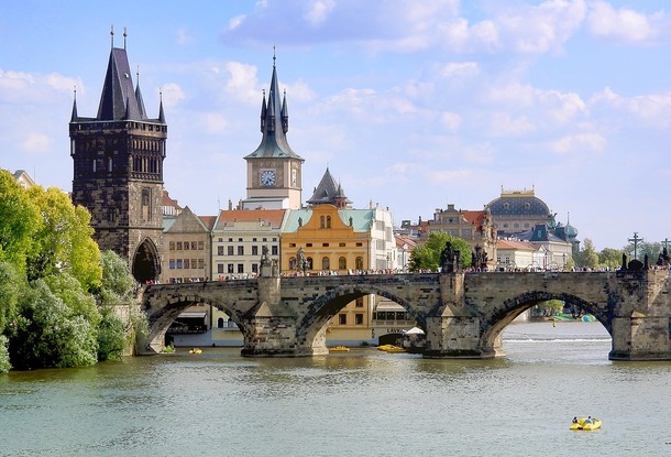 В Праге мужчина упал с Карлова моста