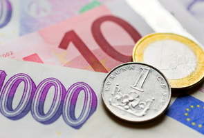 Eura-koruny-bankovky-mince-penize-1