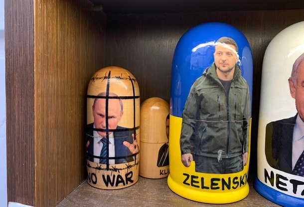 Путина до сих пор печатают на сувенирах в Праге. Где-то его продают из-под полы  