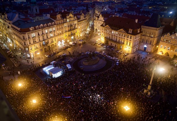 Тысячи людей в Праге пришли поддержать Петра Павела перед вторым туром президентских выборов