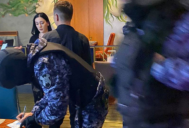 Чешские СМИ: в России полиция задержала супружескую пару в ресторане за разговоры о войне