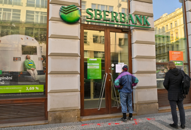Прорыв в переговорах по Сбербанку: власти США продлили освобождение Sberbank CZ от санкций. Люди получат почти все свои деньги обратно