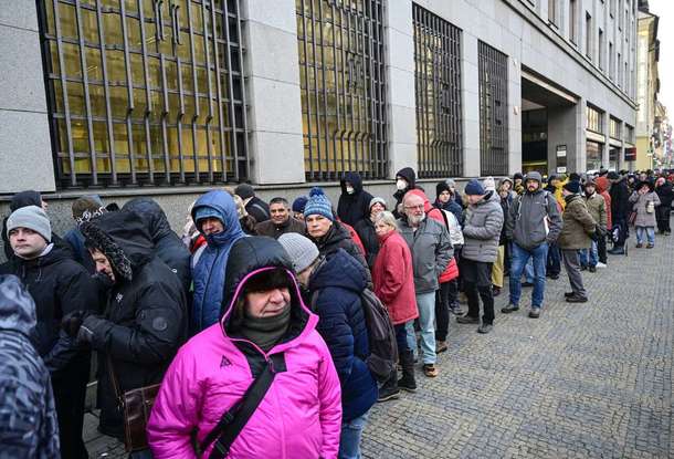 ФОТО: в Чехии тысячи людей стояли в многочасовой очереди, чтобы получить специальную банкноту Центробанка