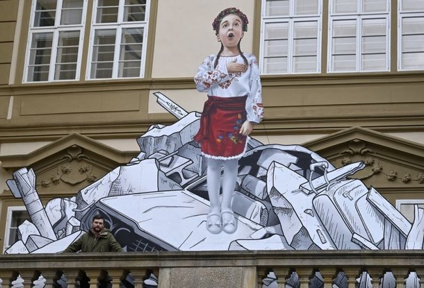 Мурал, символизирующий мужество украинцев, разместили перед зданием чешского парламента