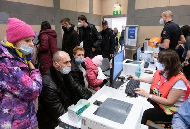 Чешский парламент утвердил новые условия выплаты пособий украинским беженцам 