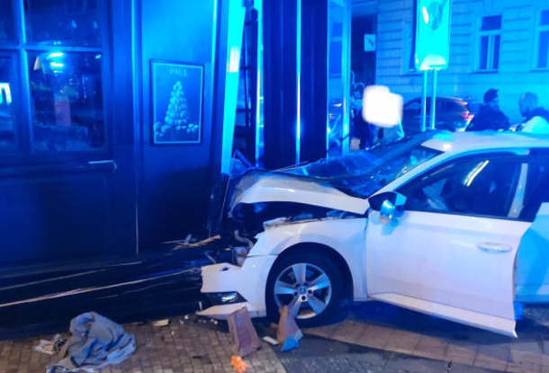 ФОТО: автомобиль в центре Праги выехал на тротуар и врезался в пекарню. Есть пострадавшие