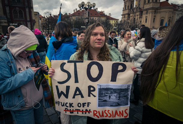ФОТО: в Праге тысячи людей приняли участие в митинге «Год с момента полномасштабного российского вторжения»