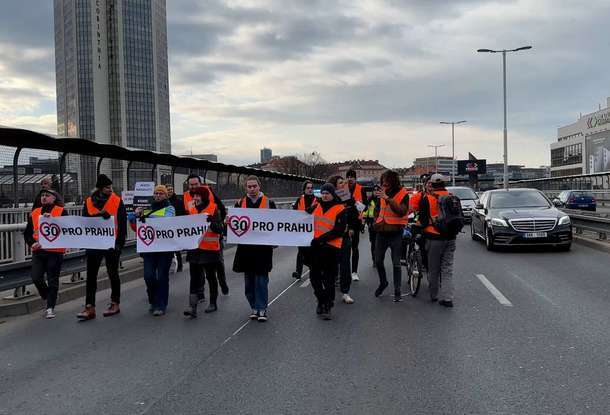 Активисты снова перекрыли главную магистраль Праги в утренний час пик