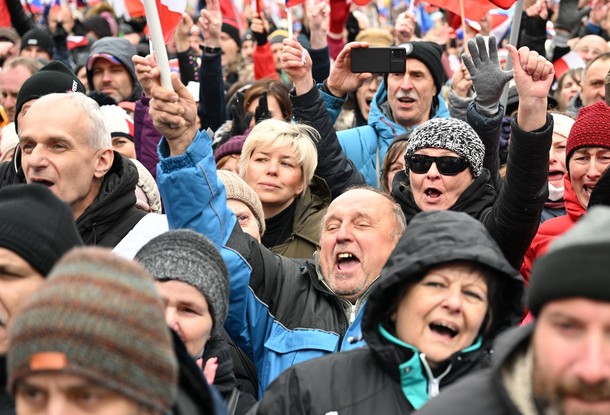 Участники антиправительственной демонстрации в Праге пытались ворваться в Национальный музей, чтобы снять украинский флаг