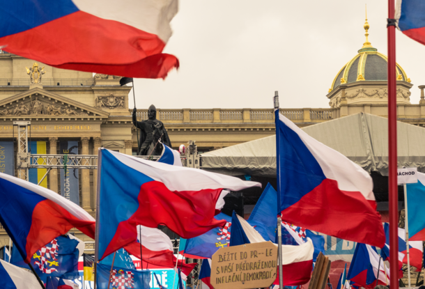 «Это было просто небольшое предупреждение», — говорит человек, который хотел снять украинский флаг со здания Национального музея