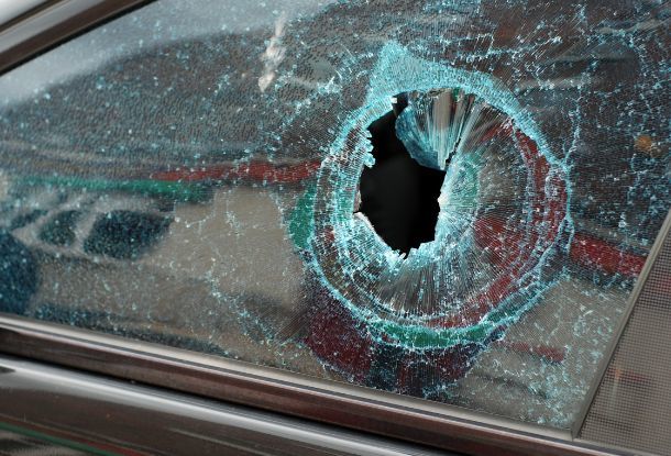 ВИДЕО: Выходцы из бывшего СССР жестоко избили мужчину на улице в Праге. Спецназ разбил им Mercedes