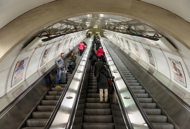 В Праге мужчина упал в обморок на эскалаторе в метро. Есть пострадавшие