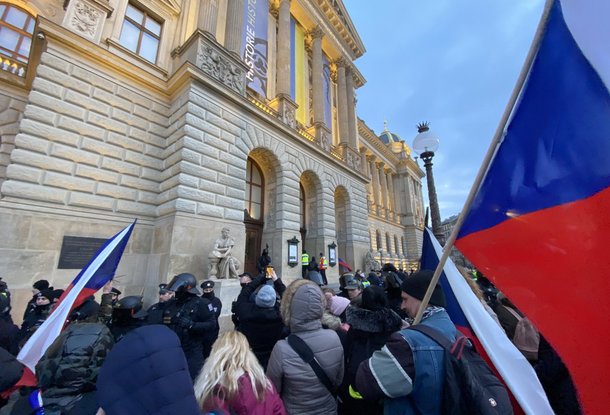 Полиция возбудила 7 уголовных дел против демонстрантов у Национального музея в Праге