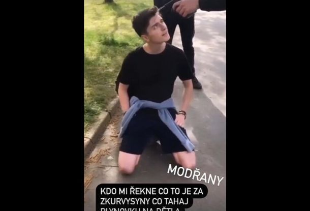 «Проси прощения!» Чешский подросток приставил пистолет к голове стоящего на коленях — его поддерживала банда