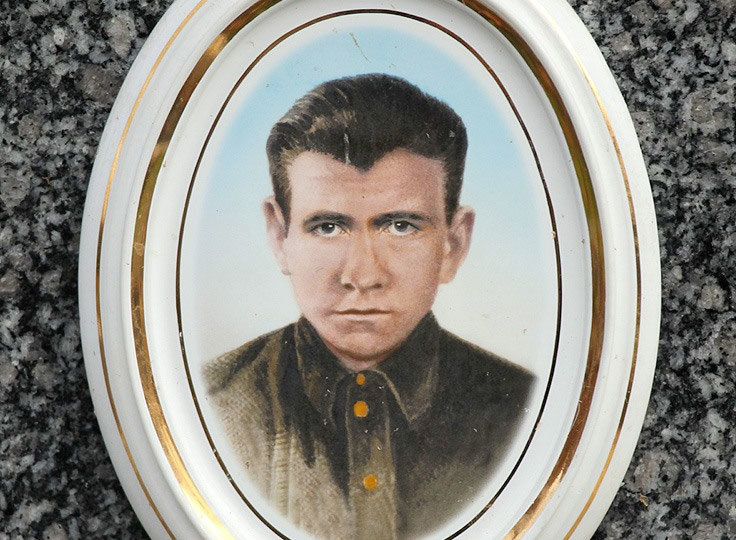 Фотография советского партизана Евгения Пушенко на его могиле на Ольшанском кладбище в Праге. 